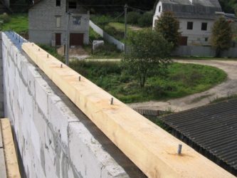 Как прикрепить крышу к стенам из блоков?