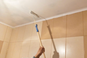 Чем и как красить потолок в ванной комнате своими руками