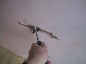 Как заделать небольшие и крупные трещины на потолке своими руками