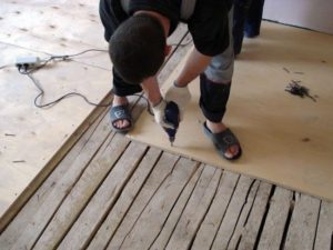 Правила укладки линолеума на деревянный пол и подготовка основания