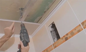 Как приклеить панели ПВХ на потолок и видео крепления