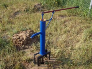 Ручной насос для воды из скважины на участке – самостоятельное изготовление и монтаж