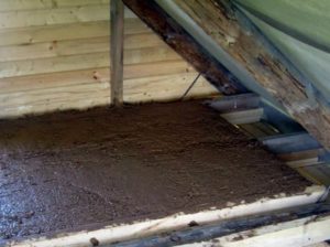 Технология утепления деревянного потолка глиной с камышом