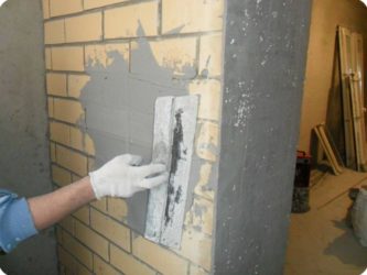 Как оштукатурить кирпичную стену своими руками?