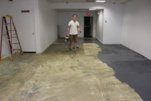 Чем покрасить бетонные полы в гараже?