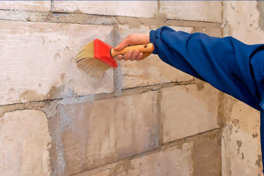 Нужно ли грунтовать кирпичную стену перед штукатуркой?