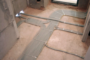 Разводка электрики по полу в стяжке
