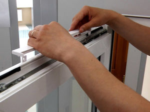 Приточный клапан на пластиковые окна – процесс установки в квартире своими руками