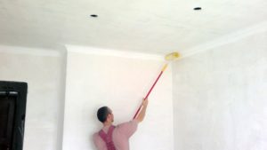 Как правильно побелить потолок своими руками
