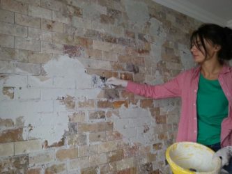 Как покрасить кирпичную стену под старину?