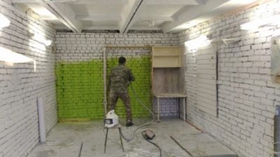 Чем покрасить кирпичную стену в гараже?