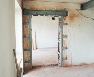 Увеличение дверного проема в кирпичной стене