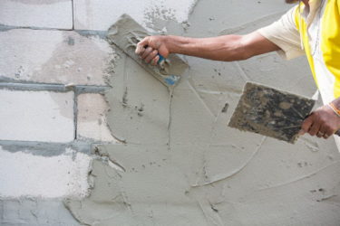 Как заштукатурить кирпичную стену цементным раствором?