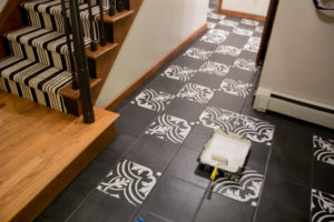 Можно ли покрасить керамическую плитку на полу?